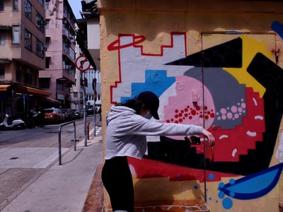 一个穿着白色衬衫的男人坐在红色的长凳上